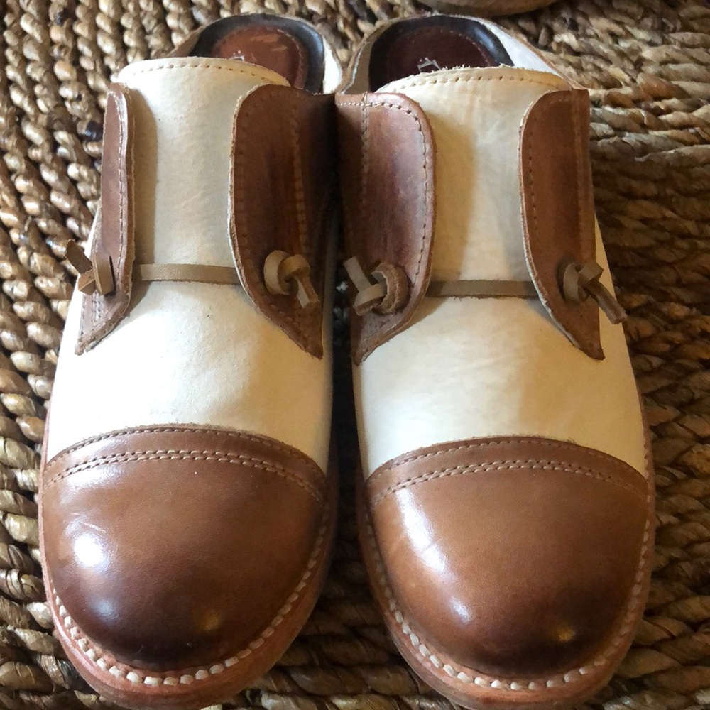 Very good condition Women’s size 7 Freebird Malena Shoes!